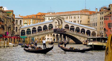 river that runs through venice.